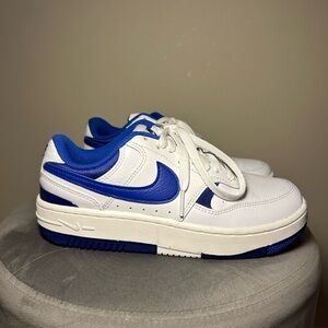 Women’s nike gamma force sneakers in white and blue size 6